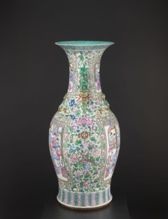 Vase, lion iconography, protection, court scenes, ceramics, Qing style, colored porcelain, Chinese