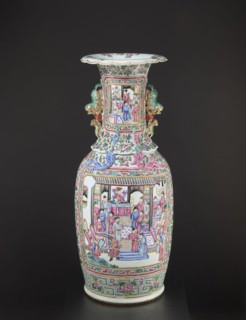 Vase, Chinese, Qing dynasty 1644–1911, colored porcelain ceramics, decorated with lizards and a