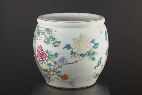 Pool — aquarium., Chinese, Qing dynasty 1644–1911, 19th century. Colored porcelain vessel decorated