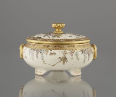 Small box with a lid. Maker: Kinkôzan Sôbei VII 1867–1927 and workshop Kinkôzan. Satsuma ceramics,