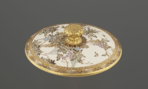 Small box with a lid, Kinkôzan, Sôbei VII 1867-1927 author; Kinkôzan workshop/co-creator; wisteria,