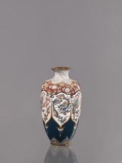 Vase, cloisonné enamel. Vase on a small, ring-shaped foot with a short neck ending in a spout