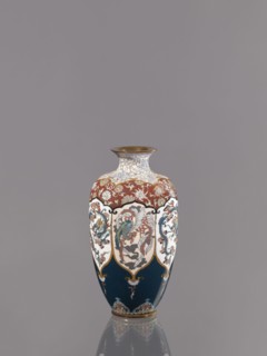 Vase, cloisonné enamel. Vase on a small, ring-shaped foot with a short neck ending in a spout