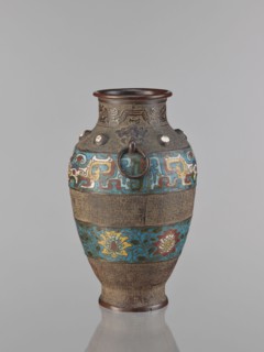 Vase, Chinese, Qing dynasty 1644–1911, 18th century, China; porcelain vessel decorated with