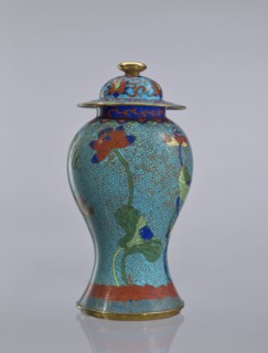 Vase with cover, cloisonné enamel baluster vase decorated with lotuses, Qing dynasty 1644–1911,
