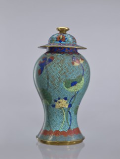 Vase with cover, Chinese, Qing dynasty 1644–1911, cloisonné enamel, decorated with lotuses and