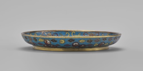 Round plate with a flat bottom, without a distinct facet, with an arched rim, on a low foot