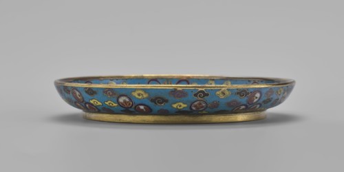 Round cloisonné enamel plate, Qing dynasty, 19th century, China. Round plate with a flat bottom,