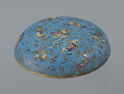 Round box with a lid, Chinese, Qing 1644–1911, cloisonné enamel, cylindrical flattened shape on a