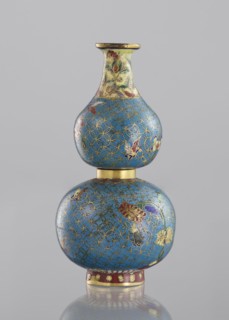 Double gourd-shaped vase, Chinese, Qing dynasty 1644–1911, cloisonné enamel decorative vessel.