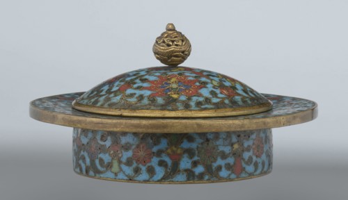 Tin with a lid, Chinese, Qing dynasty, Qianlong period, cloisonné enamel, 18th century. Cylindrical
