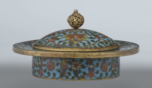 Tin with a lid, Chinese, Qing dynasty, Qianlong period, cloisonné enamel. Cylindrical tin with a