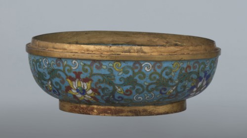 Box with a lid, cloisonné enamel, 18th century, China. Oval, spheroidal box on a ring foot, divided