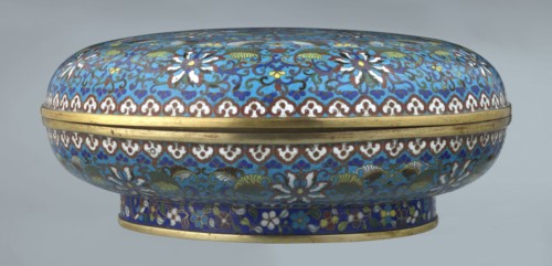 Box with lid, Chinese, Qing dynasty, Qianlong period, cloisonné enamel, 18th century. Large