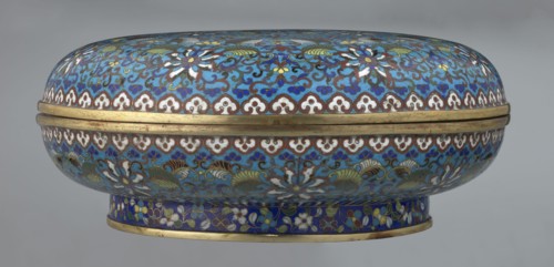 Box with lid, Chinese, Qing dynasty, Qianlong period, cloisonné enamel. Large