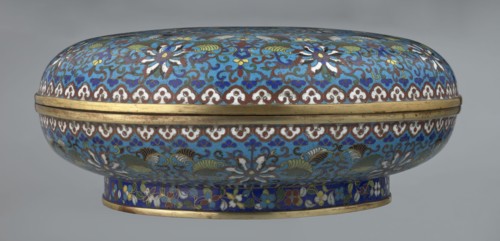 Box with lid, Chinese, Qing Qianlong, cloisonné enamel. Large cylindrical-spheroidal box supported