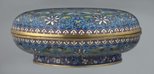 Box with lid, Chinese, Qing dynasty Qianlong period, cloisonné enamel, 18th century. Large