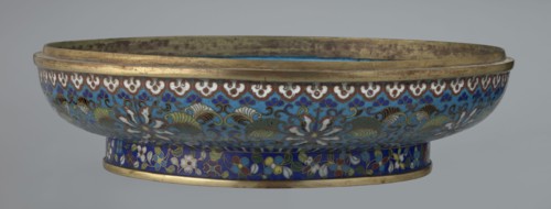 Box with lid, Qing dynasty, Qianlong period, cloisonné enamel, floral ornament featuring