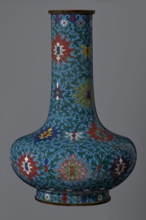Vase, gift, Chinese, Qing dynasty 1644–1911, cloisonné enamel; subject: lotuses and lotus tendrils