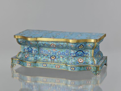 Wall pedestal; creator, cloisonné enamel; decoration: flowers on a turquoise background with a grid