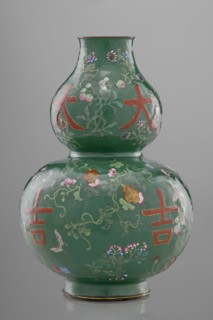 Vase, Chinese, Qing dynasty 1644–1911, 18th century. Calabash-shaped vessel, height 34.3 cm,