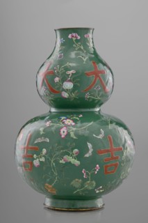 Vase, calabash form, 18th century China, Qing dynasty. Porcelain vessel with decoration on a green