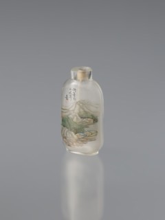 Snuffbox with spoon, Chinese, Qing dynasty 1644–1911. Rounded sides, colorful painted decoration