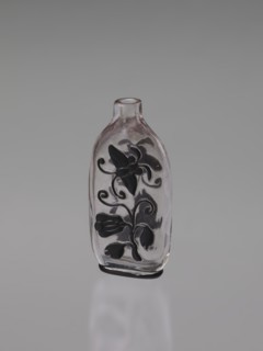 Flask - snuffbox; cylindrical neck; layered transparent glass with a black top layer; decoration