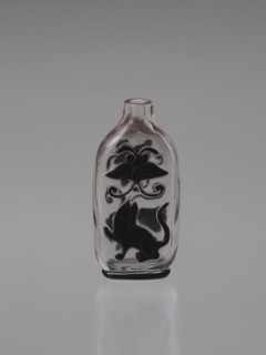 Flask snuffbox, 19th century, China, Qing 1644–1911. Layered transparent glass with top black