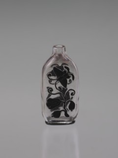 Flask-snuffbox, cylindrical-necked layered glass with transparent body and black top layer;