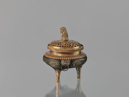 Incense burner kôro of the ding type with a cover. Incense burner with two handles knobs, on three