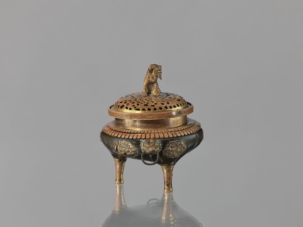 Incense burner kôro of the ding type with a cover, Incense burner with two handles knobs, on three