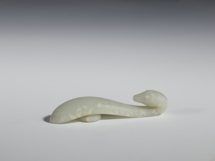 Belt clasp, Chinese, lizards, Qing 1644–1911. Smooth, rounded handle. Milky-white slightly