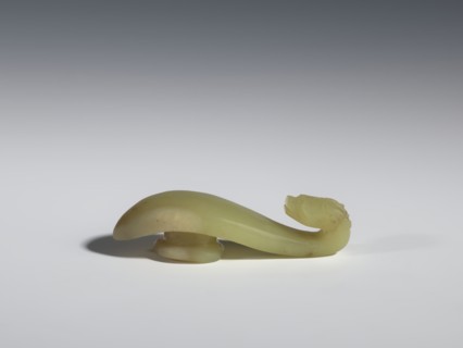Belt clasp, Chinese, dragons iconography, Qing 1644–1911. Pointed handle and slightly marked side