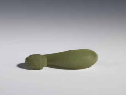 Belt clasp, Chinese, dragons iconography, Qing 1644–1911, jadeite with a green shade with visible