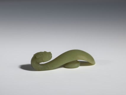 Belt clasp, Chinese; dragons iconography; Qing 1644–1911, 17th–18th century; jadeite with a green