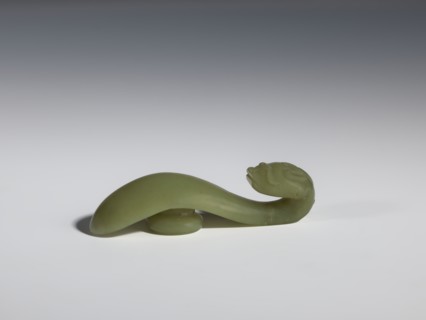Belt clasp, Chinese, dragons iconography, Qing 1644–1911, 17th–18th century. Jadeite with a green