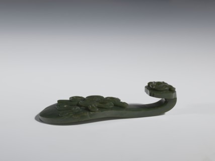 Belt clasp, Chinese, Qing 1644–1911, 18th–19th century. Spinach jade; sculpture and engraving.