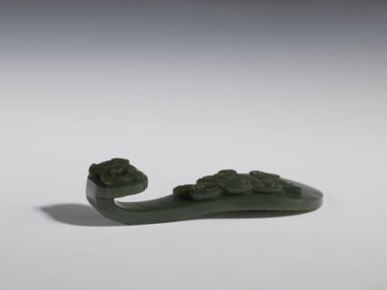 Belt clasp., Chinese. Spinach jade. Sculpture, engraving. Qing dynasty 18th–19th century. Scepter