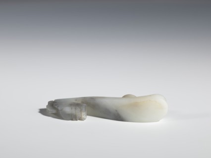Belt clasp, Chinese, dragons iconography, Qing 1644–1911, flat profiled handle. White jadeite with