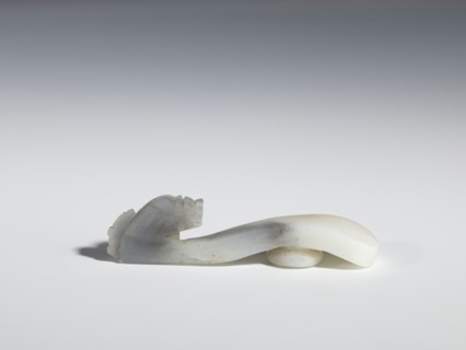 Belt clasp, Chinese, dragons iconography, Qing 1644–1911, flat profiled handle. White jadeite with