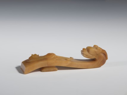 Belt clasp, Chinese, Qing dynasty 1644–1911, 18th–19th century. Materials: brown chalcedony.