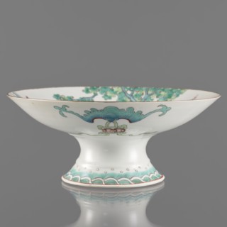 Platter, porcelain with white transparent glaze, decoration painted with overglaze enamels and iron