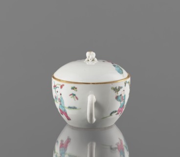Teapot with a lid, Chinese porcelain teapot decorated with overglaze enamels and iron red; Qing