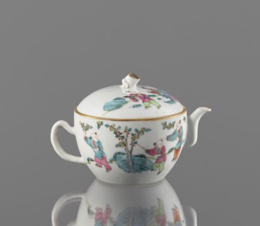 Teapot with a lid, Chinese porcelain teapot decorated with overglaze enamels and iron red,