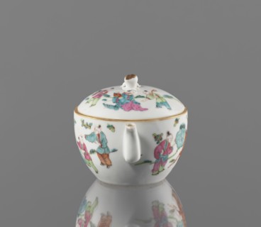 Teapot with a lid; maker, Chinese; Qing dynasty, Tongzhi period 1862–1874; porcelain with