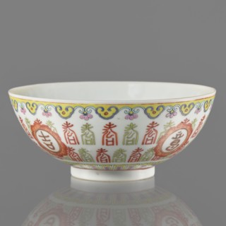 Bowl. Porcelain body with white glaze; decoration painted with overglaze enamel paints and iron