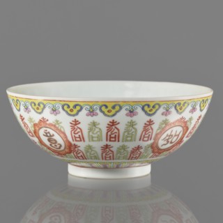 Bowl. Porcelain body with white glaze; decoration painted with overglaze enamel paints and iron red