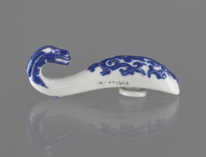 Belt clasp., Chinese, 19th century. Shaft: stylized lizard-dragon, bats on the underside. Navy blue