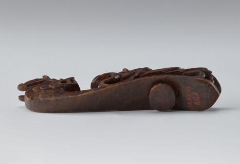 Belt clasp, Chinese; Qing 1644–1911, 19th century; shaft: two fighting lizard-dragons;